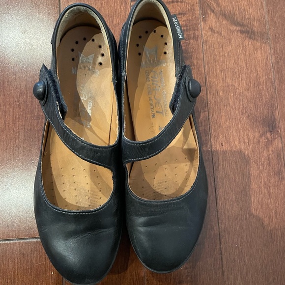 Mephisto Mary Janes size 7.5 - Picture 2 of 3